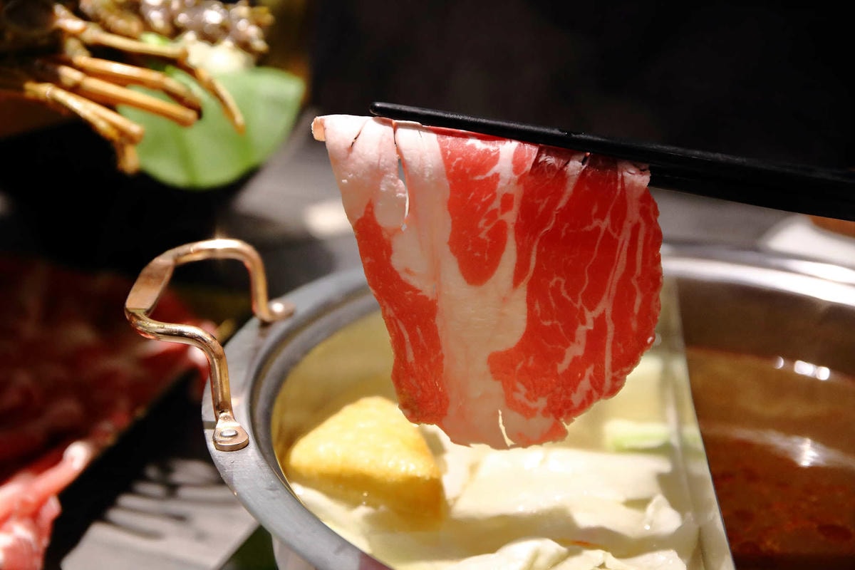 【食。桃園】圓味涮涮鍋(桃園店) 〜桃園火鍋。新鮮直送,澎派海鮮!想不到,火鍋也有這麼精緻的三層架!(已歇業)