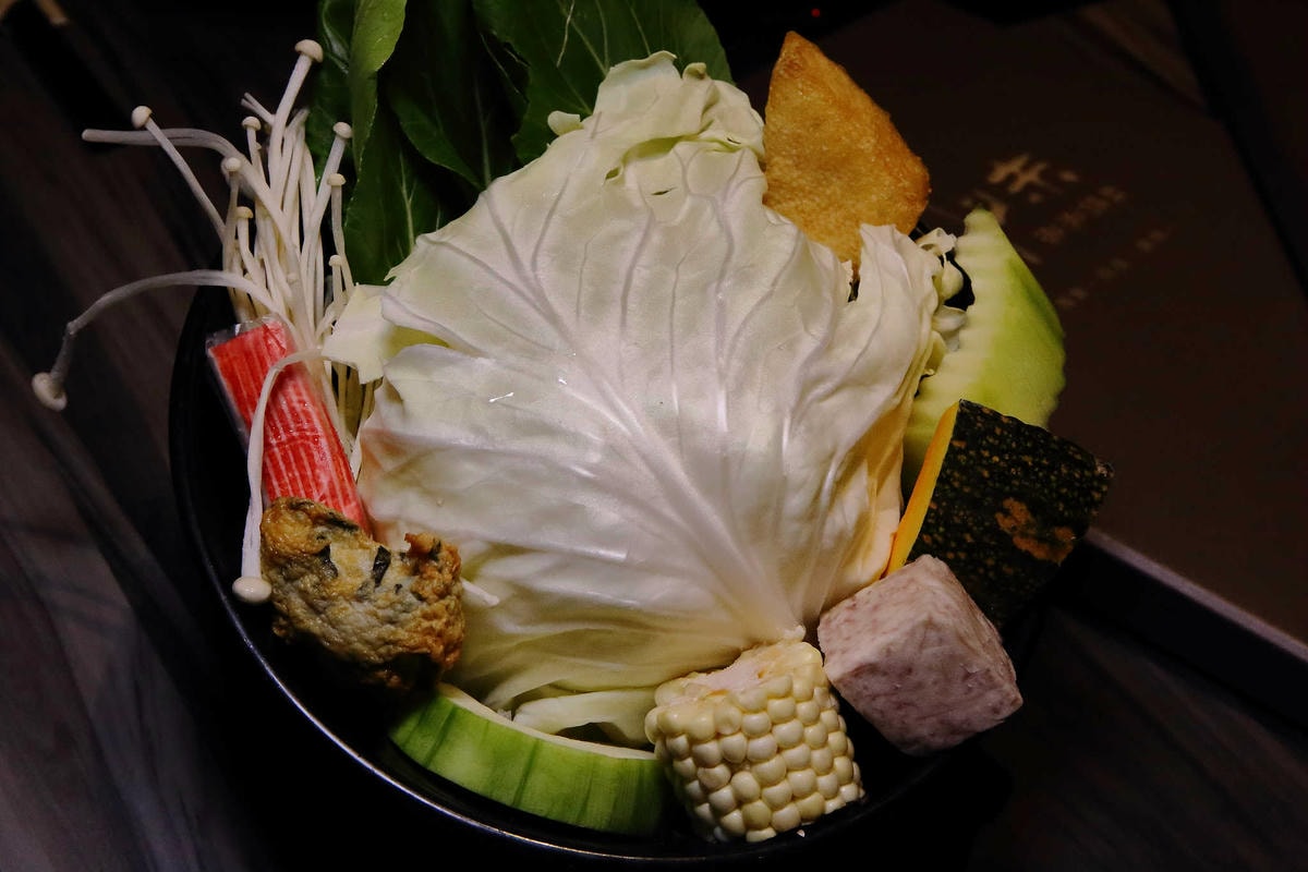 【食。桃園】圓味涮涮鍋(桃園店) 〜桃園火鍋。新鮮直送,澎派海鮮!想不到,火鍋也有這麼精緻的三層架!(已歇業)