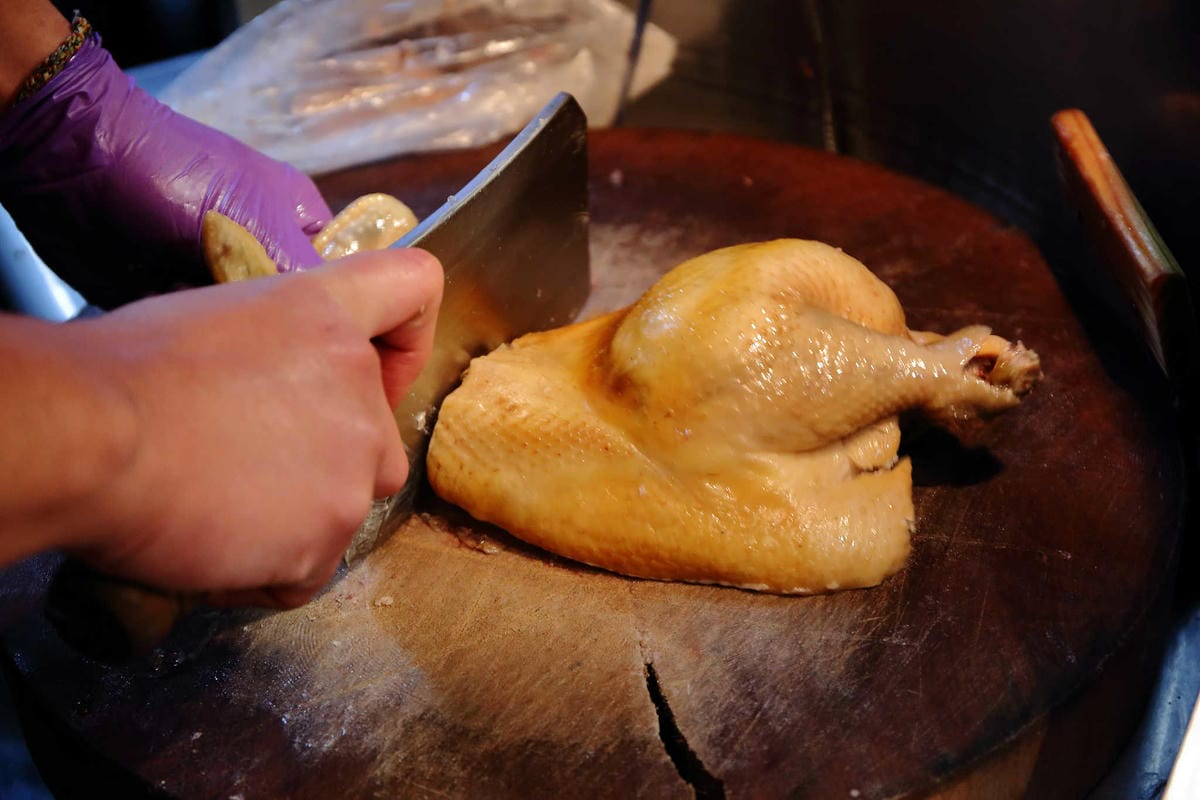 【食。中和】威利鵝雞〜好吃鹹水、蔗香燻雞肉，逛市場買熟食輕鬆加菜，一吃成主顧