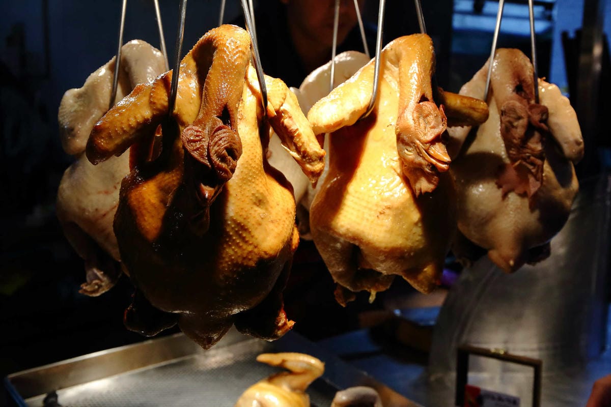 【食。中和】威利鵝雞〜好吃鹹水、蔗香燻雞肉，逛市場買熟食輕鬆加菜，一吃成主顧