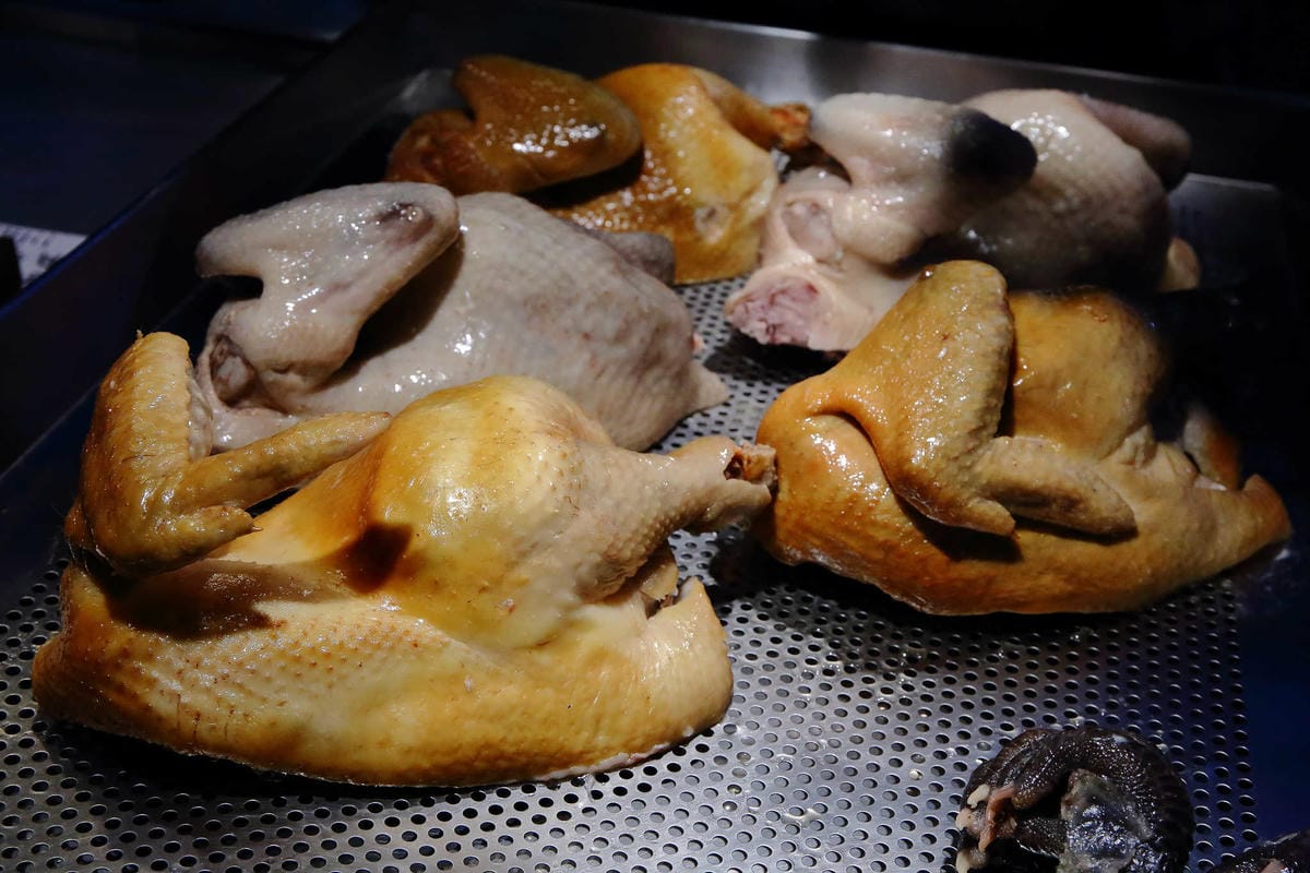 【食。中和】威利鵝雞〜好吃鹹水、蔗香燻雞肉，逛市場買熟食輕鬆加菜，一吃成主顧