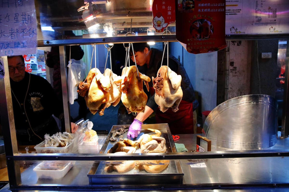 【食。中和】威利鵝雞〜好吃鹹水、蔗香燻雞肉，逛市場買熟食輕鬆加菜，一吃成主顧