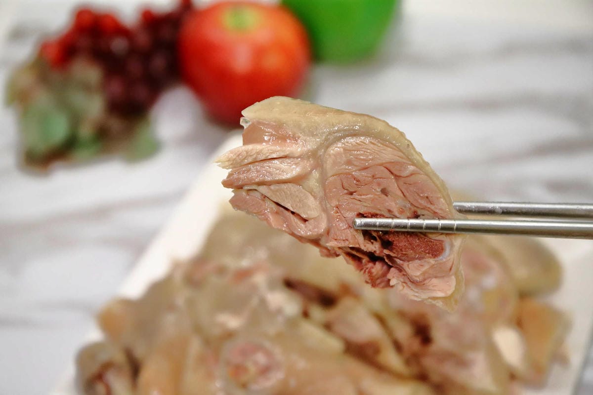 【食。中和】威利鵝雞〜好吃鹹水、蔗香燻雞肉，逛市場買熟食輕鬆加菜，一吃成主顧