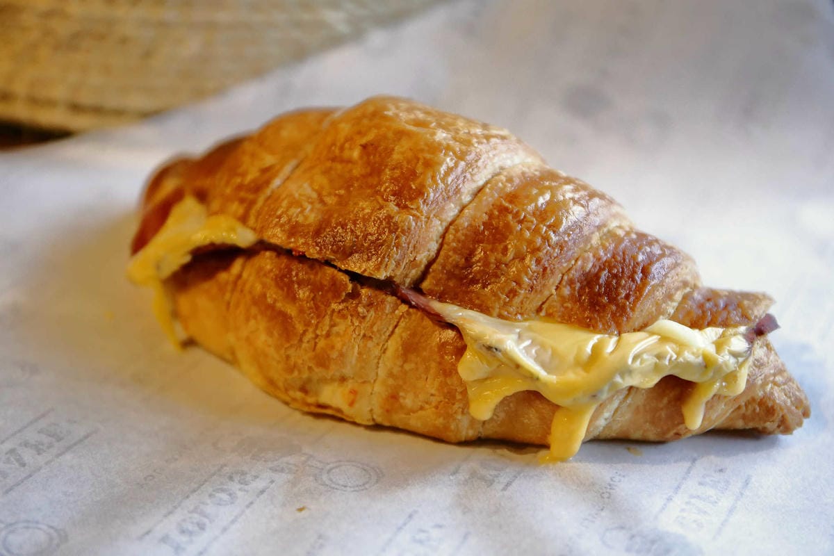 【食。台北】YOLO’s Cafe 合江店〜喝個咖啡吧！融合了運動吧與時下流行的文青咖啡館(寵物友善餐廳)