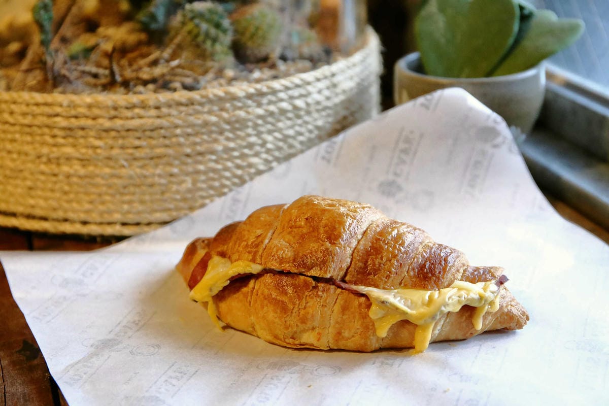 【食。台北】YOLO’s Cafe 合江店〜喝個咖啡吧！融合了運動吧與時下流行的文青咖啡館(寵物友善餐廳)