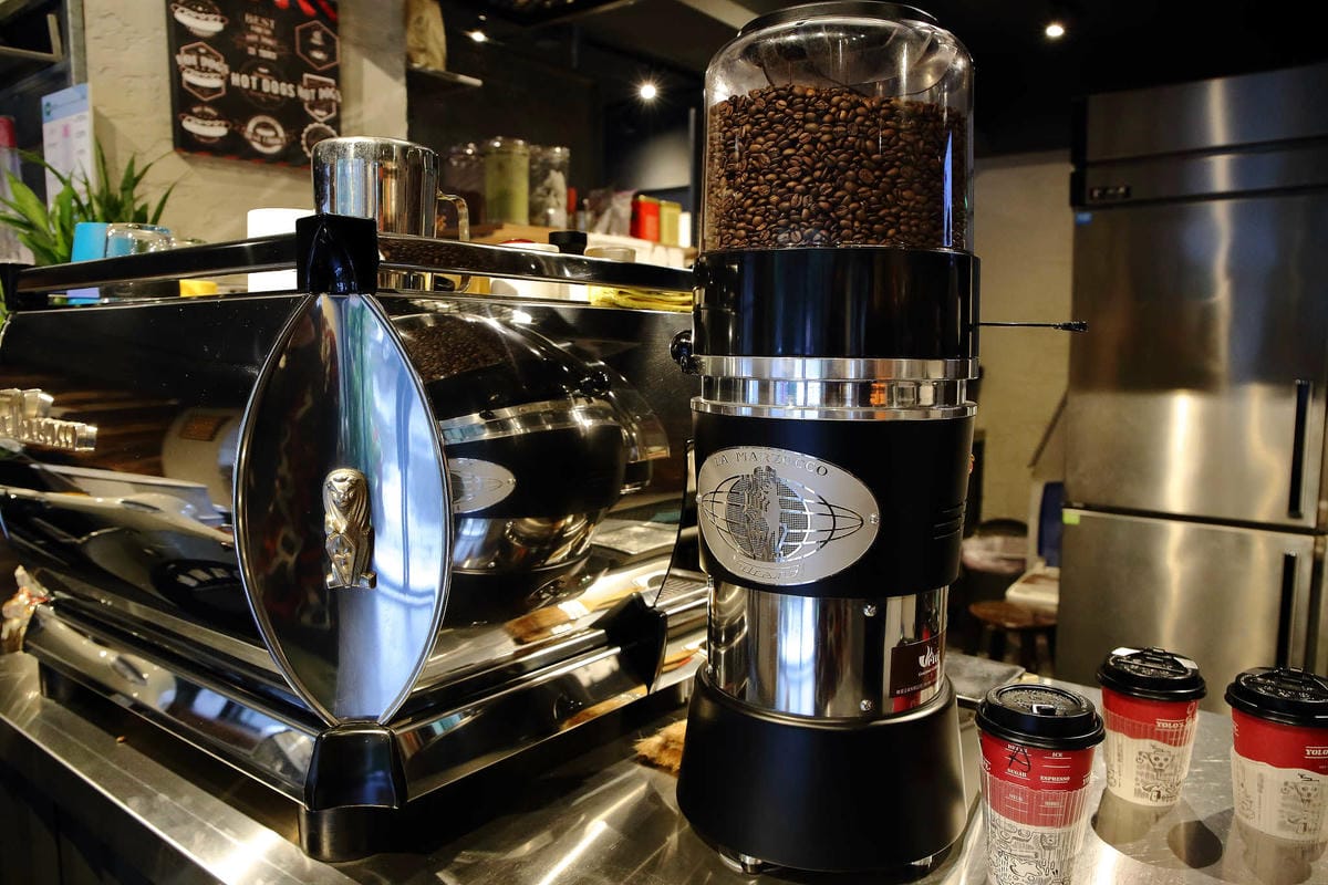 【食。台北】YOLO’s Cafe 合江店〜喝個咖啡吧！融合了運動吧與時下流行的文青咖啡館(寵物友善餐廳)