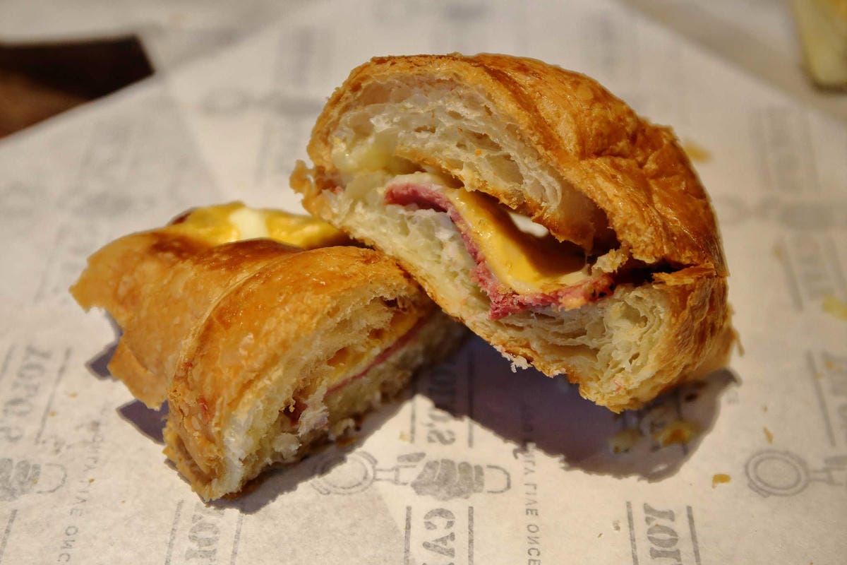 【食。台北】YOLO’s Cafe 合江店〜喝個咖啡吧！融合了運動吧與時下流行的文青咖啡館(寵物友善餐廳)