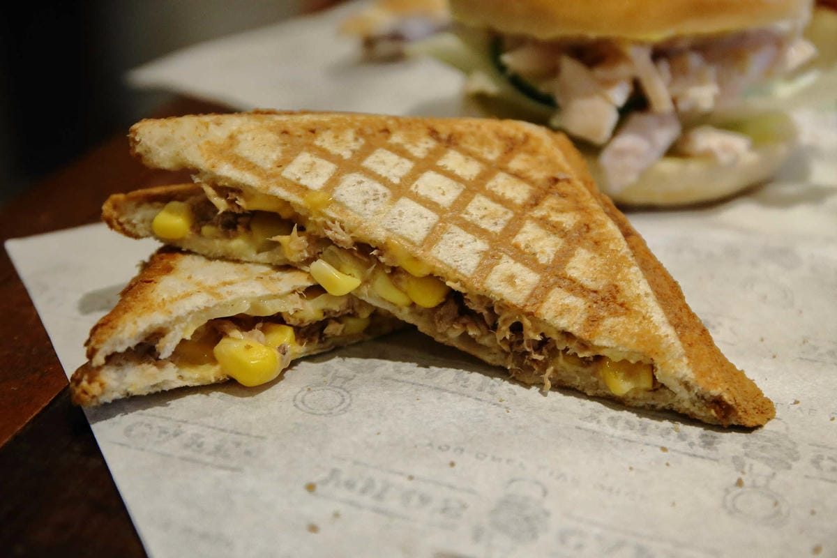 【食。台北】YOLO’s Cafe 合江店〜喝個咖啡吧！融合了運動吧與時下流行的文青咖啡館(寵物友善餐廳)