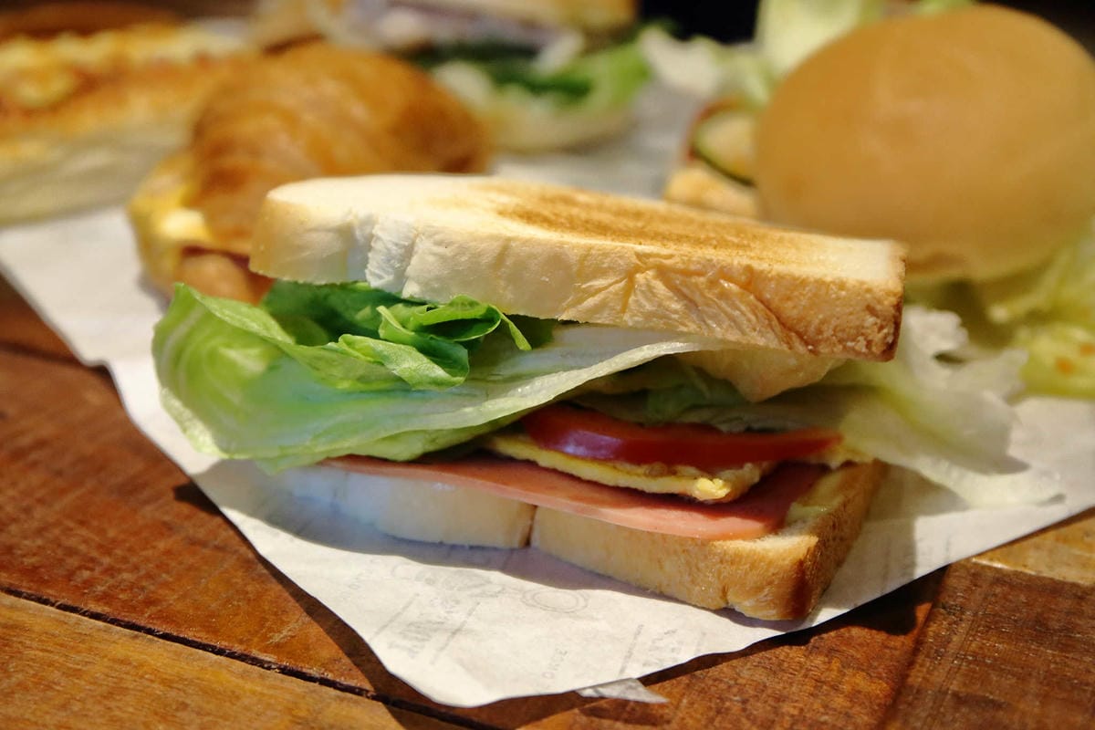 【食。台北】YOLO’s Cafe 合江店〜喝個咖啡吧！融合了運動吧與時下流行的文青咖啡館(寵物友善餐廳)