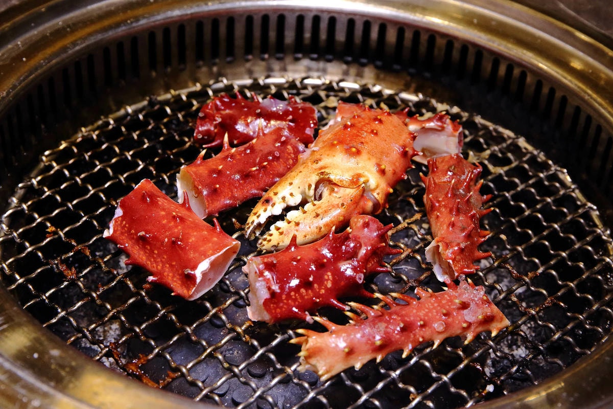 【食。板橋】原月日式頂級帝王蟹燒烤吃到飽〜板橋吃到飽。專人桌邊服務,高檔食材就是要讓你飽到吃不下!