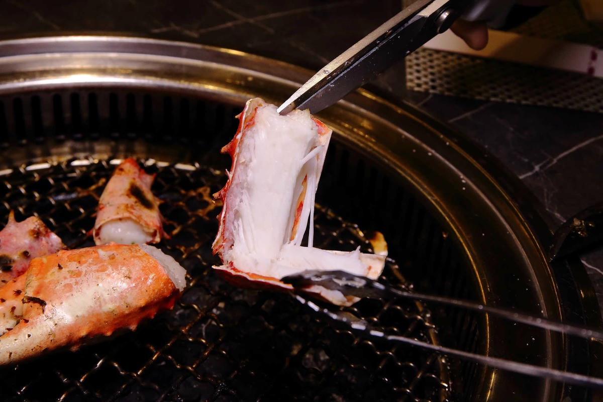 【食。板橋】原月日式頂級帝王蟹燒烤吃到飽〜板橋吃到飽。專人桌邊服務,高檔食材就是要讓你飽到吃不下!