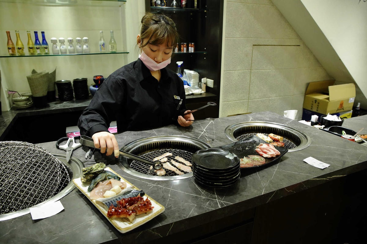 【食。板橋】原月日式頂級帝王蟹燒烤吃到飽〜板橋吃到飽。專人桌邊服務,高檔食材就是要讓你飽到吃不下!