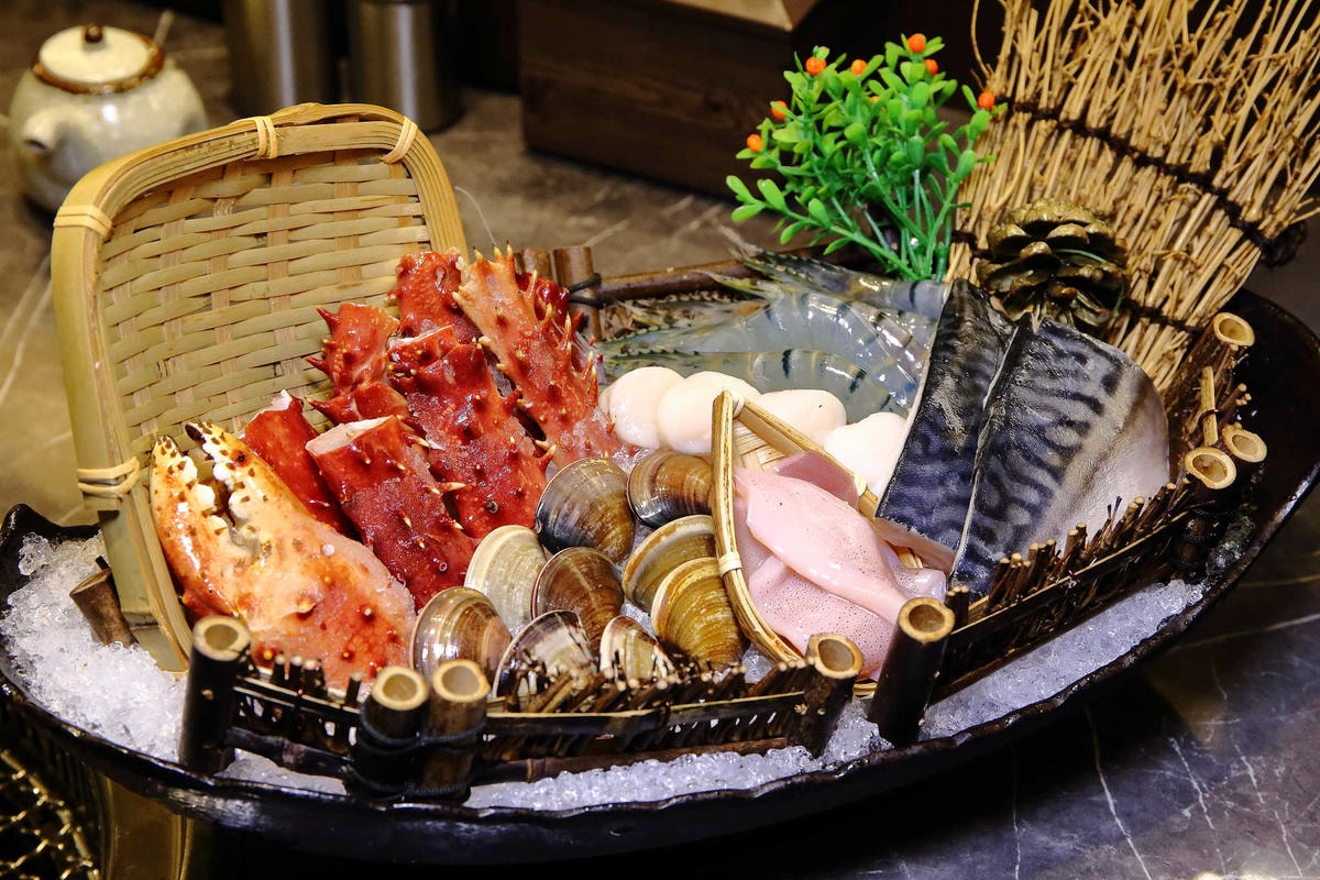 【食。板橋】原月日式頂級帝王蟹燒烤吃到飽〜板橋吃到飽。專人桌邊服務,高檔食材就是要讓你飽到吃不下!