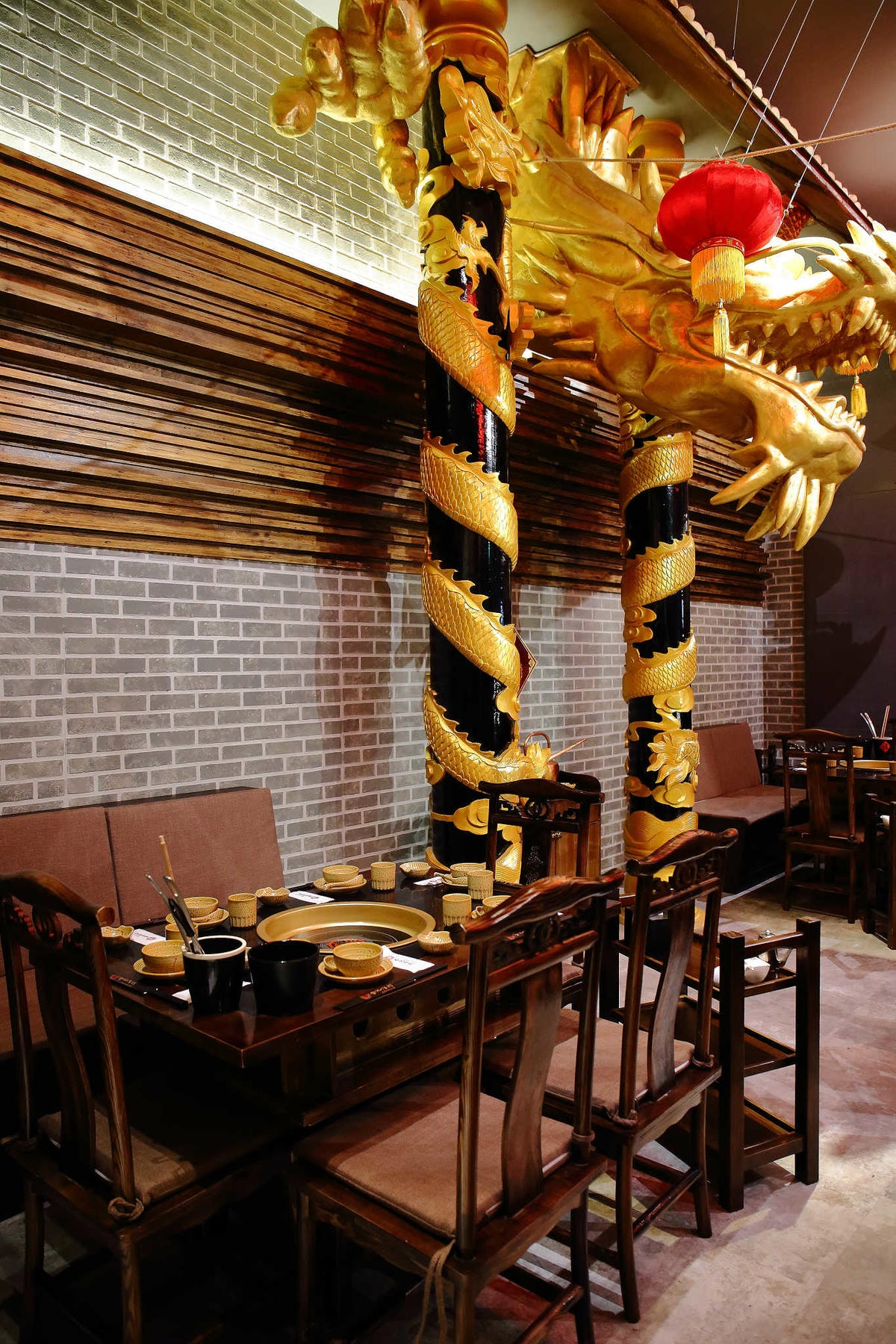 【食。台北】蔡記隆府 龍頭寺老灶火鍋〜正宗道地的重慶麻辣鴛鴦鍋。皇上吉祥!霸氣龍頭銅鍋,美味如朕親臨!