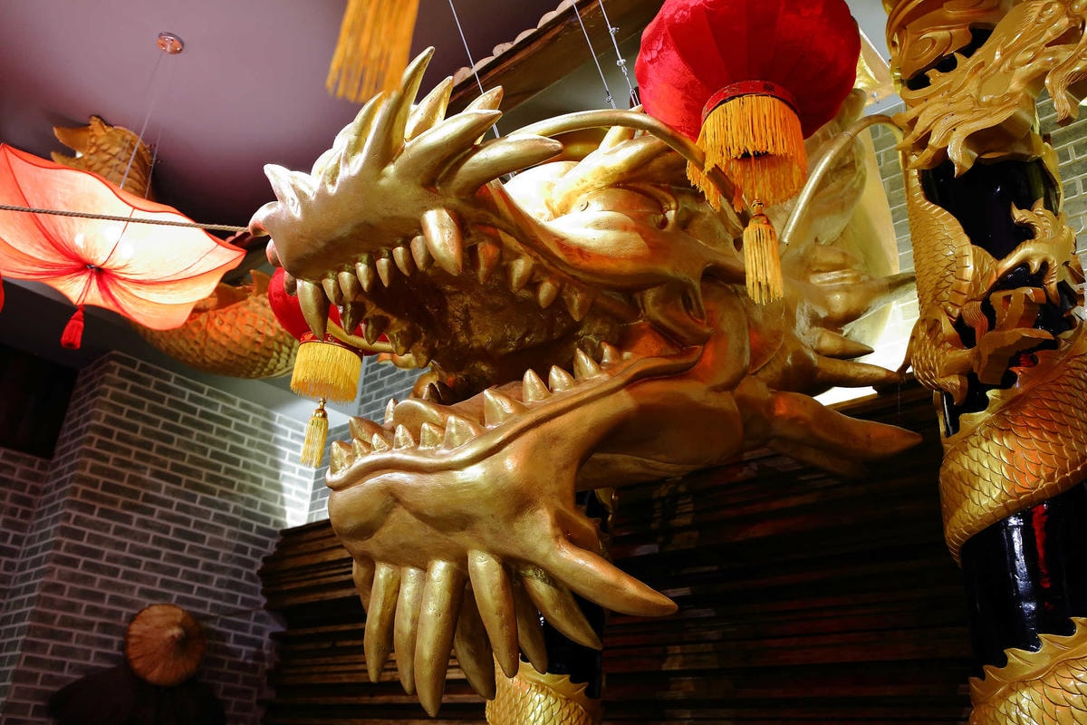 【食。台北】蔡記隆府 龍頭寺老灶火鍋〜正宗道地的重慶麻辣鴛鴦鍋。皇上吉祥!霸氣龍頭銅鍋,美味如朕親臨!