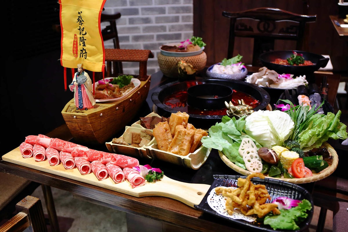 【食。台北】蔡記隆府 龍頭寺老灶火鍋〜正宗道地的重慶麻辣鴛鴦鍋。皇上吉祥!霸氣龍頭銅鍋,美味如朕親臨!