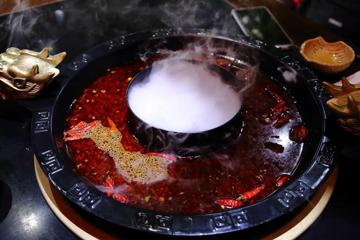 【食。台北】蔡記隆府 龍頭寺老灶火鍋〜正宗道地的重慶麻辣鴛鴦鍋。皇上吉祥!霸氣龍頭銅鍋,美味如朕親臨!