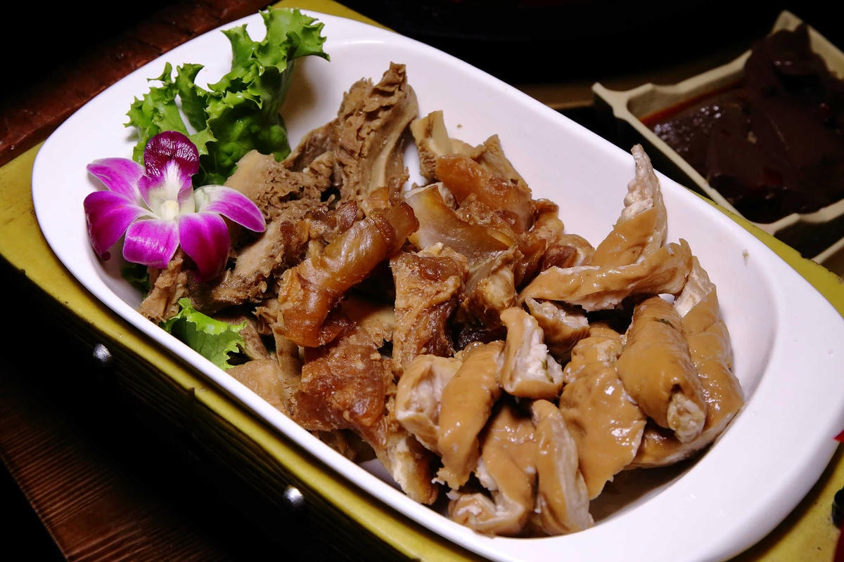 【食。台北】蔡記隆府 龍頭寺老灶火鍋〜正宗道地的重慶麻辣鴛鴦鍋。皇上吉祥!霸氣龍頭銅鍋,美味如朕親臨!