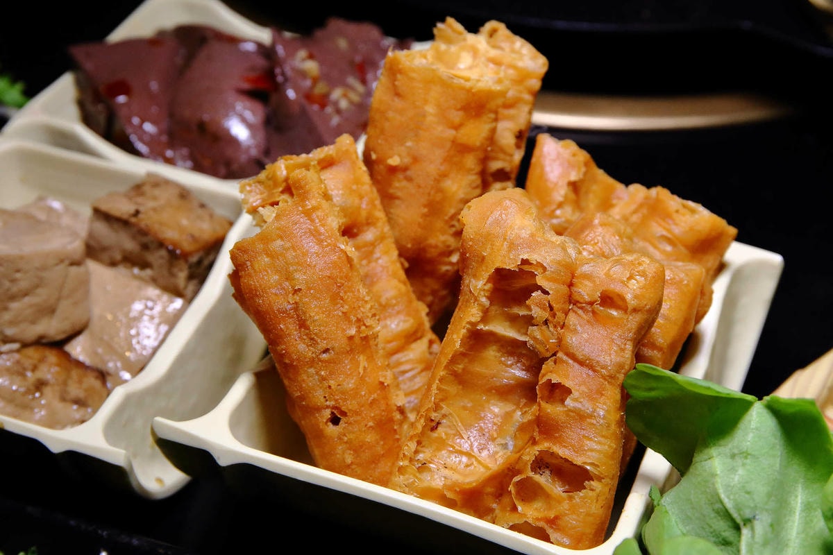 【食。台北】蔡記隆府 龍頭寺老灶火鍋〜正宗道地的重慶麻辣鴛鴦鍋。皇上吉祥!霸氣龍頭銅鍋,美味如朕親臨!