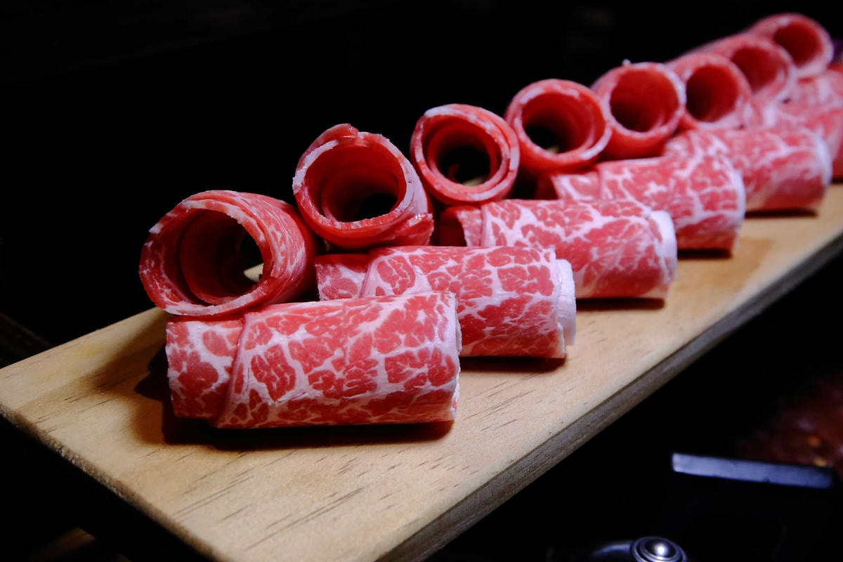 【食。台北】蔡記隆府 龍頭寺老灶火鍋〜正宗道地的重慶麻辣鴛鴦鍋。皇上吉祥!霸氣龍頭銅鍋,美味如朕親臨!