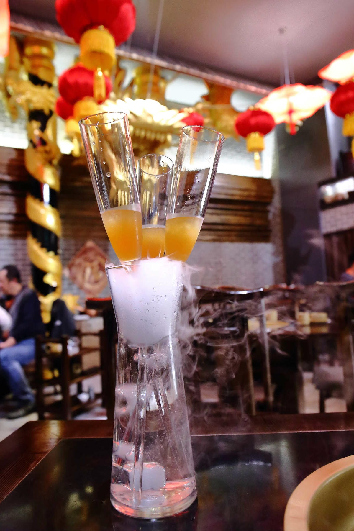 【食。台北】蔡記隆府 龍頭寺老灶火鍋〜正宗道地的重慶麻辣鴛鴦鍋。皇上吉祥!霸氣龍頭銅鍋,美味如朕親臨!