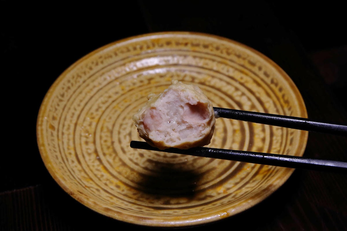 【食。台北】蔡記隆府 龍頭寺老灶火鍋〜正宗道地的重慶麻辣鴛鴦鍋。皇上吉祥!霸氣龍頭銅鍋,美味如朕親臨!