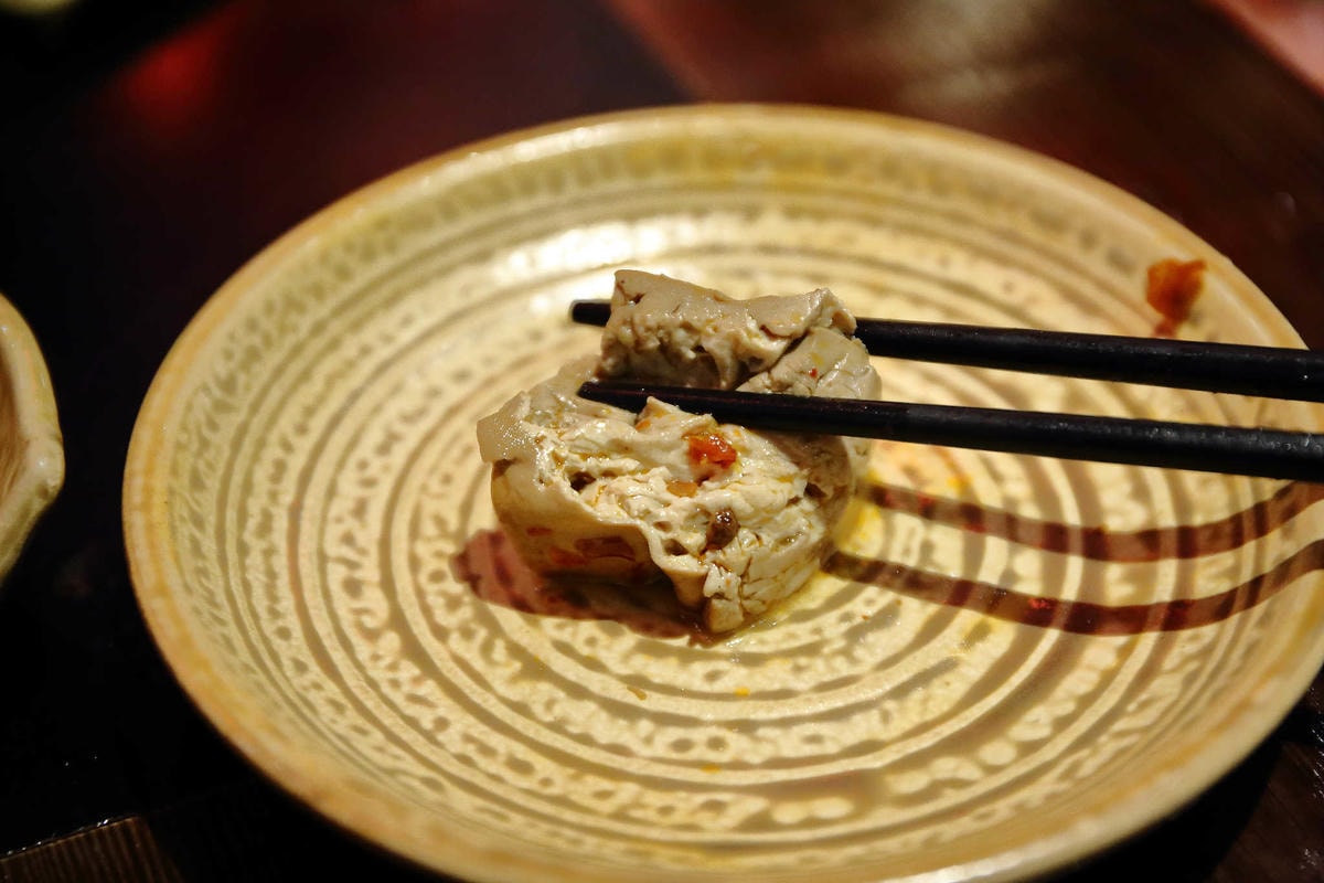 【食。台北】蔡記隆府 龍頭寺老灶火鍋〜正宗道地的重慶麻辣鴛鴦鍋。皇上吉祥!霸氣龍頭銅鍋,美味如朕親臨!