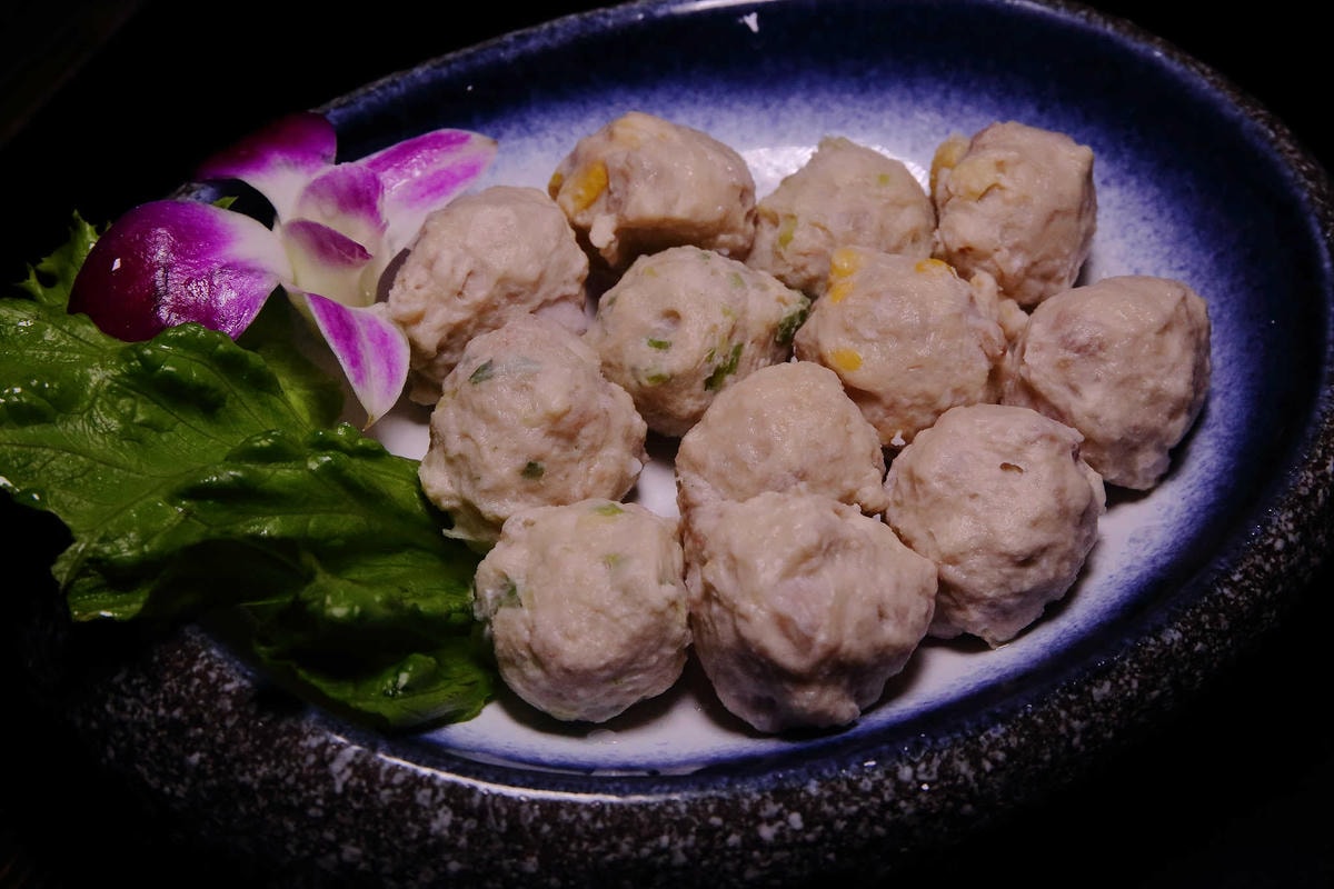 【食。台北】蔡記隆府 龍頭寺老灶火鍋〜正宗道地的重慶麻辣鴛鴦鍋。皇上吉祥!霸氣龍頭銅鍋,美味如朕親臨!