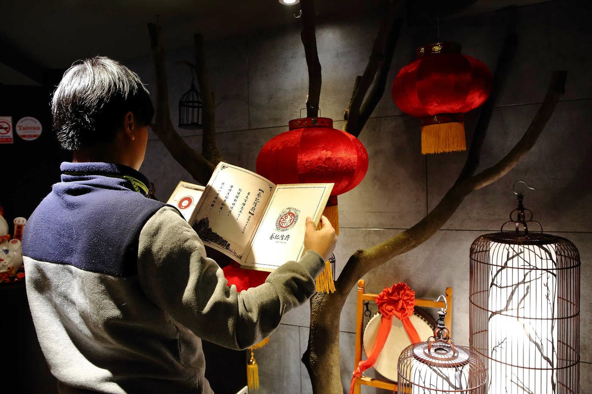 【食。台北】蔡記隆府 龍頭寺老灶火鍋〜正宗道地的重慶麻辣鴛鴦鍋。皇上吉祥!霸氣龍頭銅鍋,美味如朕親臨!