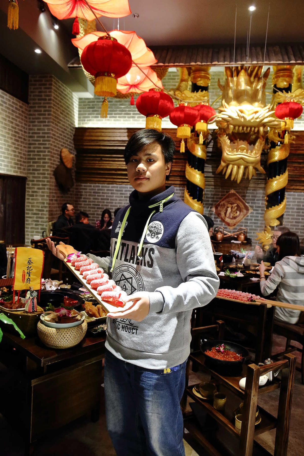 【食。台北】蔡記隆府 龍頭寺老灶火鍋〜正宗道地的重慶麻辣鴛鴦鍋。皇上吉祥!霸氣龍頭銅鍋,美味如朕親臨!