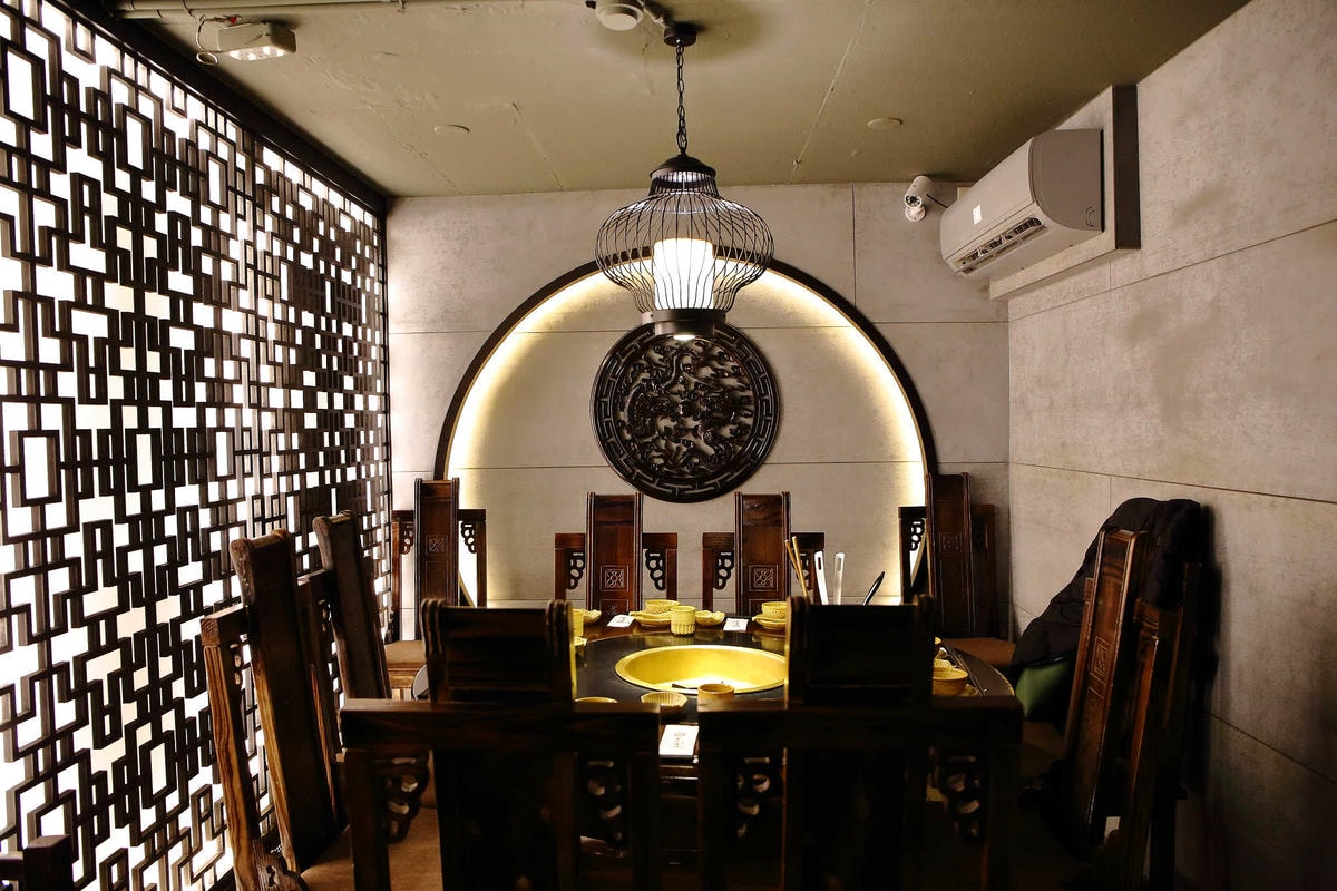 【食。台北】蔡記隆府 龍頭寺老灶火鍋〜正宗道地的重慶麻辣鴛鴦鍋。皇上吉祥!霸氣龍頭銅鍋,美味如朕親臨!