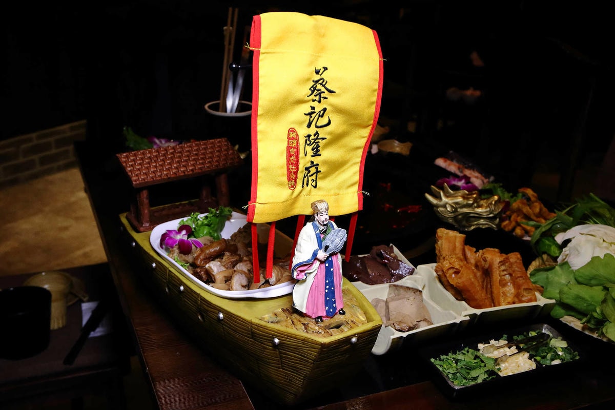 【食。台北】蔡記隆府 龍頭寺老灶火鍋〜正宗道地的重慶麻辣鴛鴦鍋。皇上吉祥!霸氣龍頭銅鍋,美味如朕親臨!