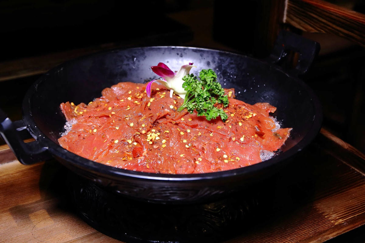 【食。台北】蔡記隆府 龍頭寺老灶火鍋〜正宗道地的重慶麻辣鴛鴦鍋。皇上吉祥!霸氣龍頭銅鍋,美味如朕親臨!