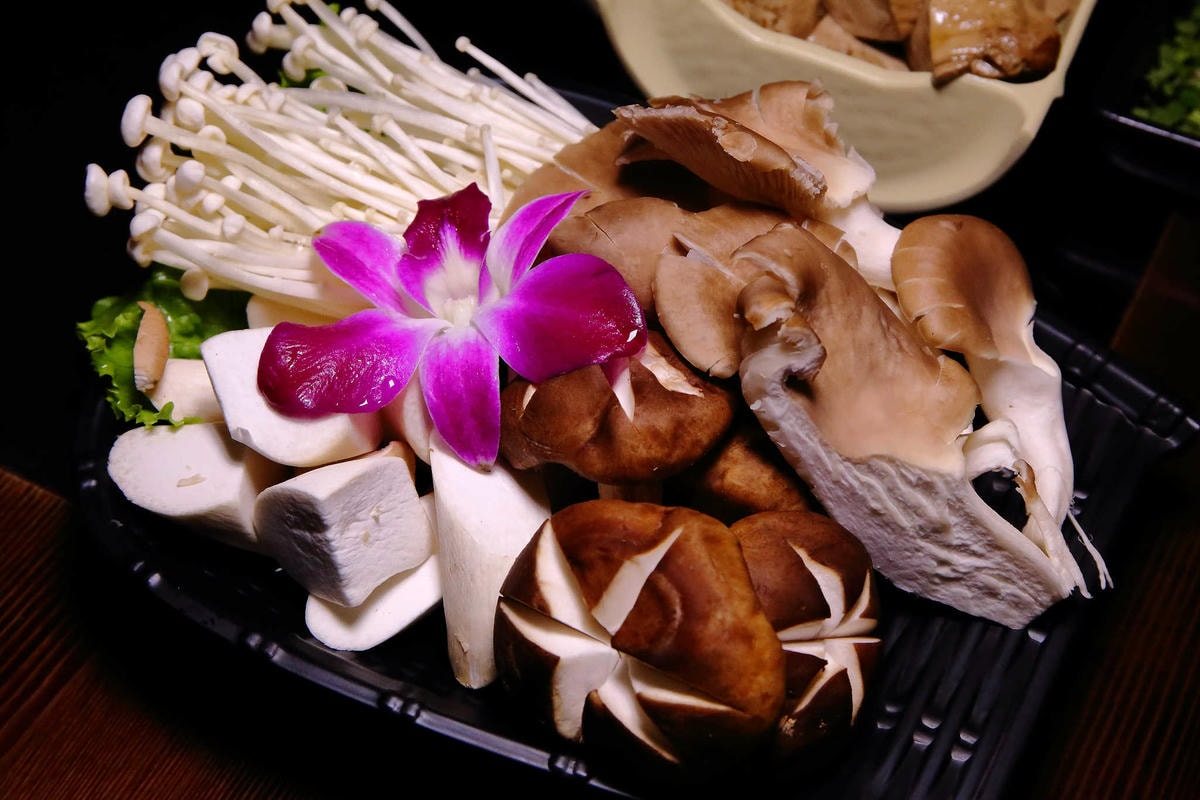 【食。台北】蔡記隆府 龍頭寺老灶火鍋〜正宗道地的重慶麻辣鴛鴦鍋。皇上吉祥!霸氣龍頭銅鍋,美味如朕親臨!