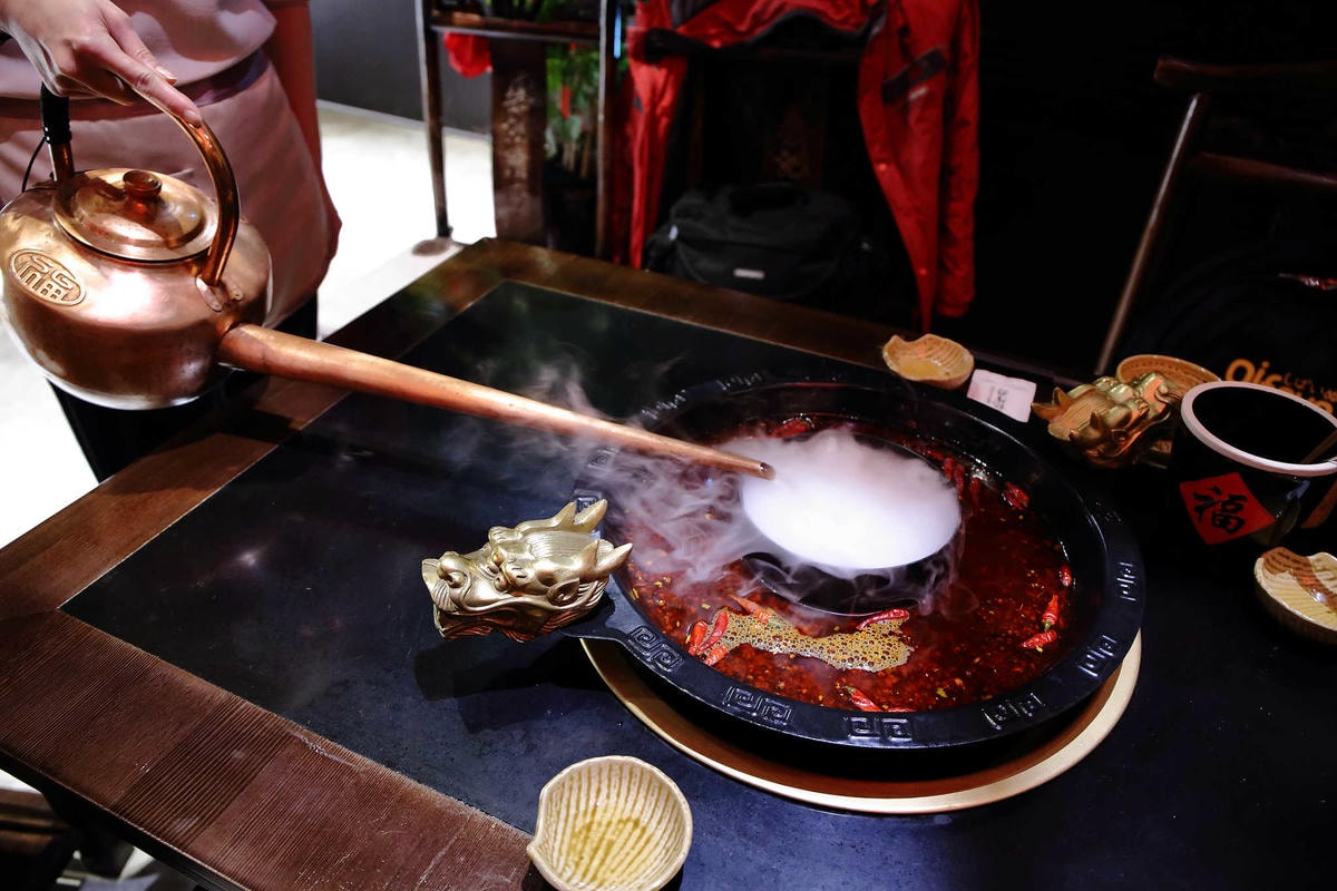 【食。台北】蔡記隆府 龍頭寺老灶火鍋〜正宗道地的重慶麻辣鴛鴦鍋。皇上吉祥!霸氣龍頭銅鍋,美味如朕親臨!