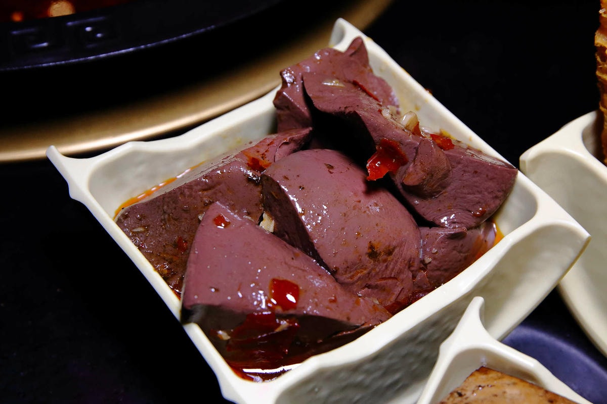 【食。台北】蔡記隆府 龍頭寺老灶火鍋〜正宗道地的重慶麻辣鴛鴦鍋。皇上吉祥!霸氣龍頭銅鍋,美味如朕親臨!