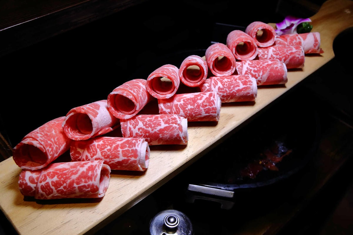 【食。台北】蔡記隆府 龍頭寺老灶火鍋〜正宗道地的重慶麻辣鴛鴦鍋。皇上吉祥!霸氣龍頭銅鍋,美味如朕親臨!