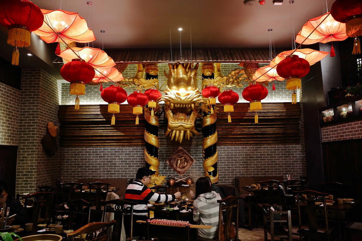 【食。台北】蔡記隆府 龍頭寺老灶火鍋〜正宗道地的重慶麻辣鴛鴦鍋。皇上吉祥!霸氣龍頭銅鍋,美味如朕親臨!