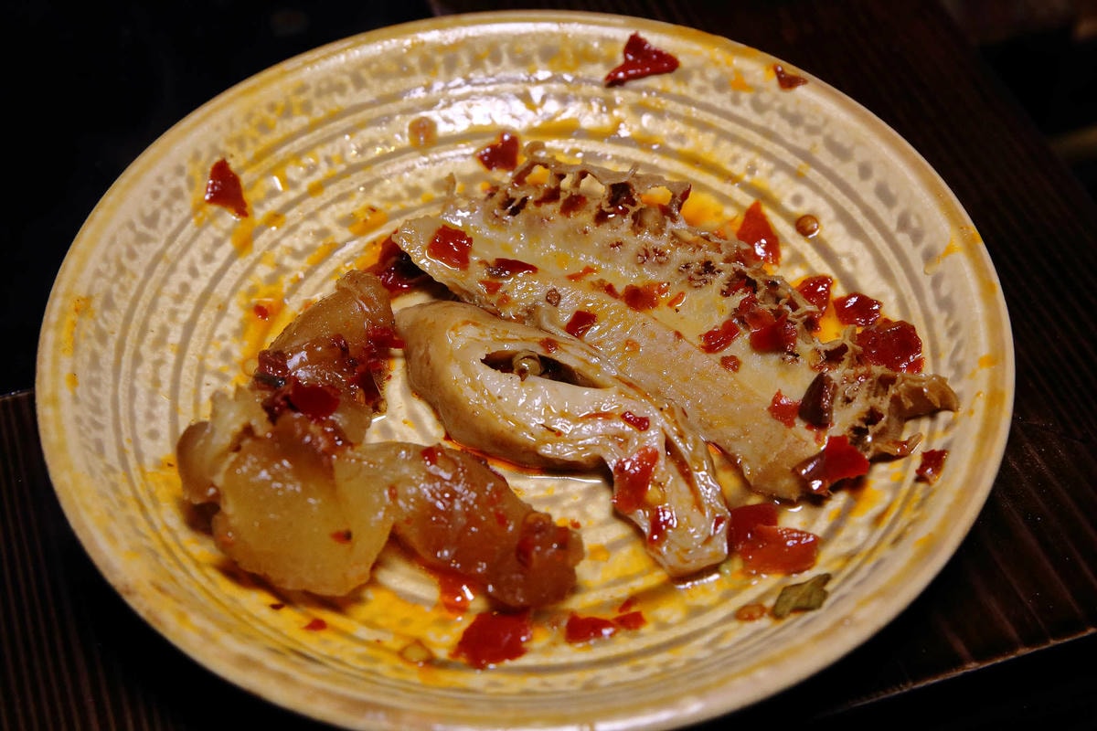 【食。台北】蔡記隆府 龍頭寺老灶火鍋〜正宗道地的重慶麻辣鴛鴦鍋。皇上吉祥!霸氣龍頭銅鍋,美味如朕親臨!