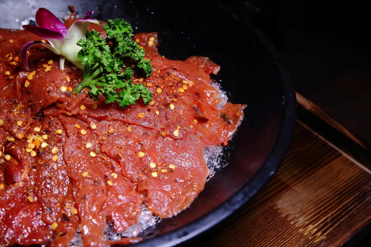 【食。台北】蔡記隆府 龍頭寺老灶火鍋〜正宗道地的重慶麻辣鴛鴦鍋。皇上吉祥!霸氣龍頭銅鍋,美味如朕親臨!