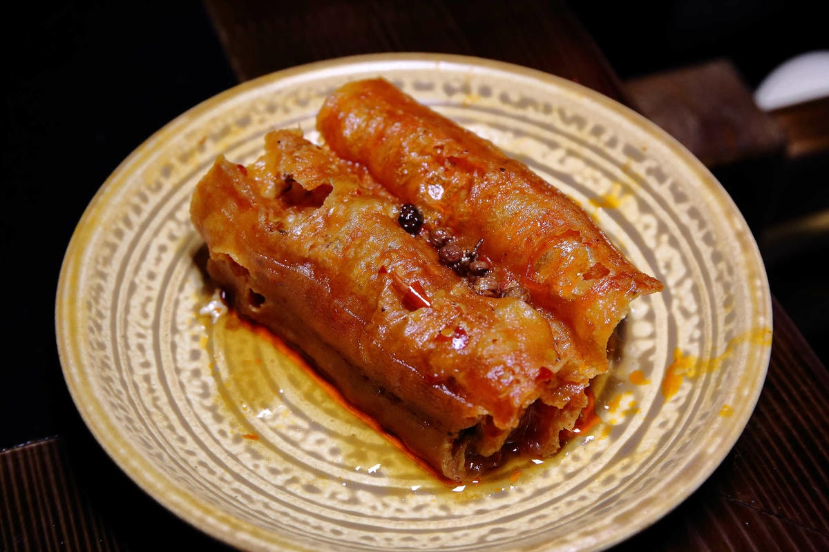 【食。台北】蔡記隆府 龍頭寺老灶火鍋〜正宗道地的重慶麻辣鴛鴦鍋。皇上吉祥!霸氣龍頭銅鍋,美味如朕親臨!