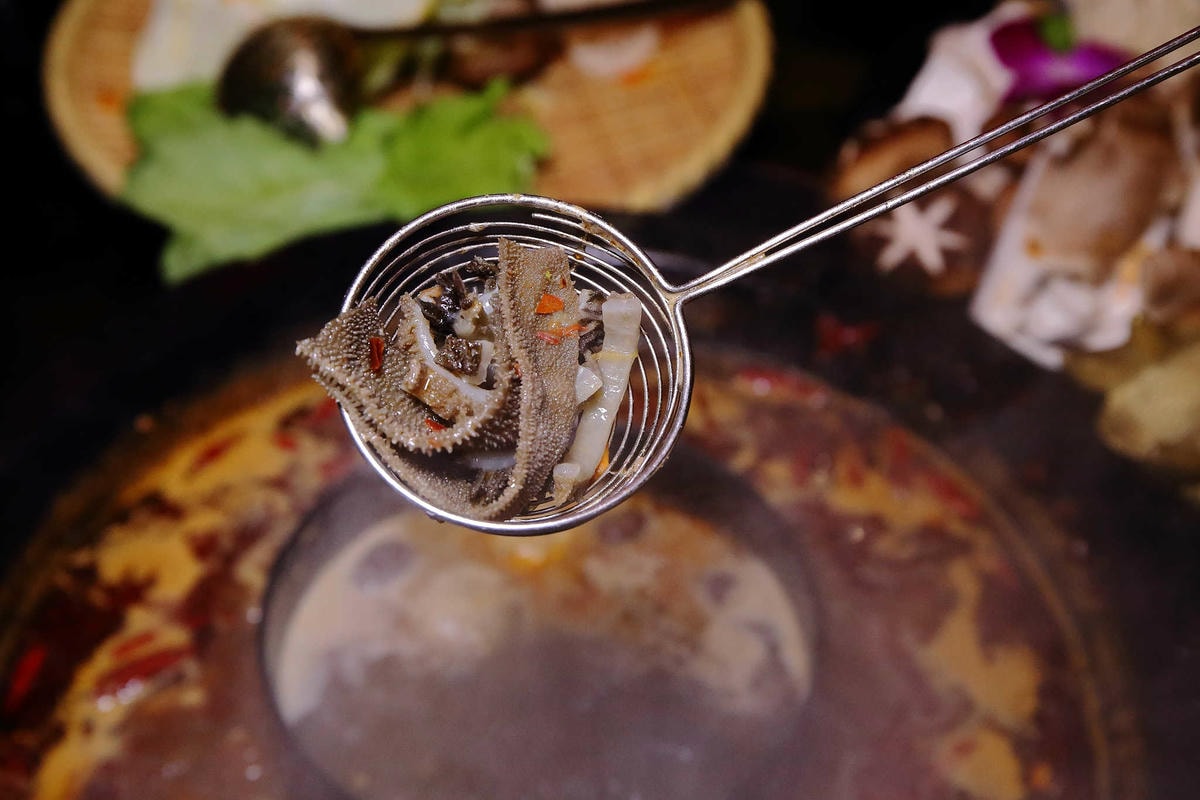 【食。台北】蔡記隆府 龍頭寺老灶火鍋〜正宗道地的重慶麻辣鴛鴦鍋。皇上吉祥!霸氣龍頭銅鍋,美味如朕親臨!