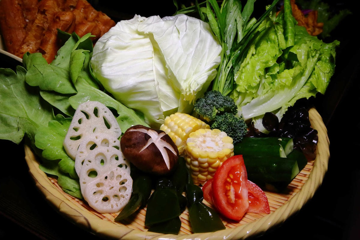 【食。台北】蔡記隆府 龍頭寺老灶火鍋〜正宗道地的重慶麻辣鴛鴦鍋。皇上吉祥!霸氣龍頭銅鍋,美味如朕親臨!