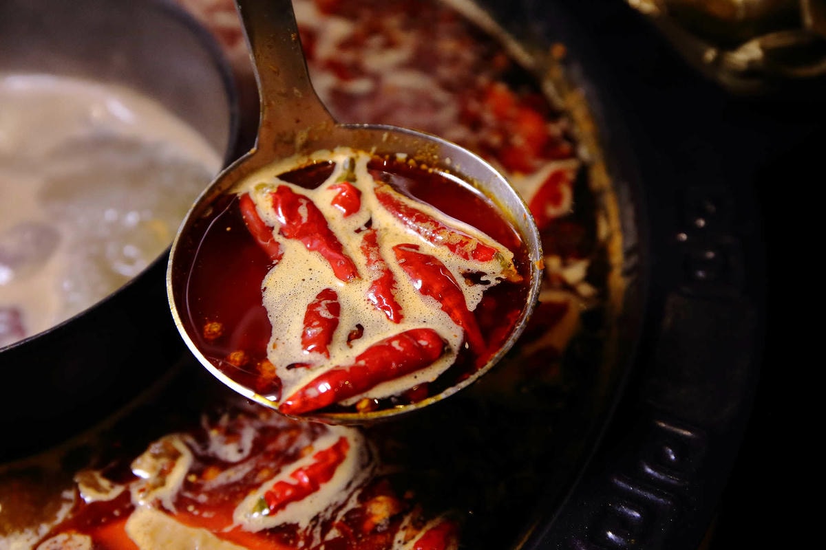 【食。台北】蔡記隆府 龍頭寺老灶火鍋〜正宗道地的重慶麻辣鴛鴦鍋。皇上吉祥!霸氣龍頭銅鍋,美味如朕親臨!