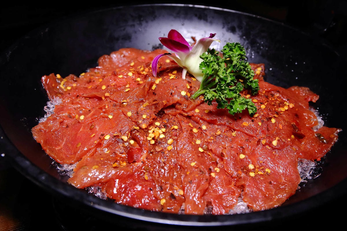 【食。台北】蔡記隆府 龍頭寺老灶火鍋〜正宗道地的重慶麻辣鴛鴦鍋。皇上吉祥!霸氣龍頭銅鍋,美味如朕親臨!