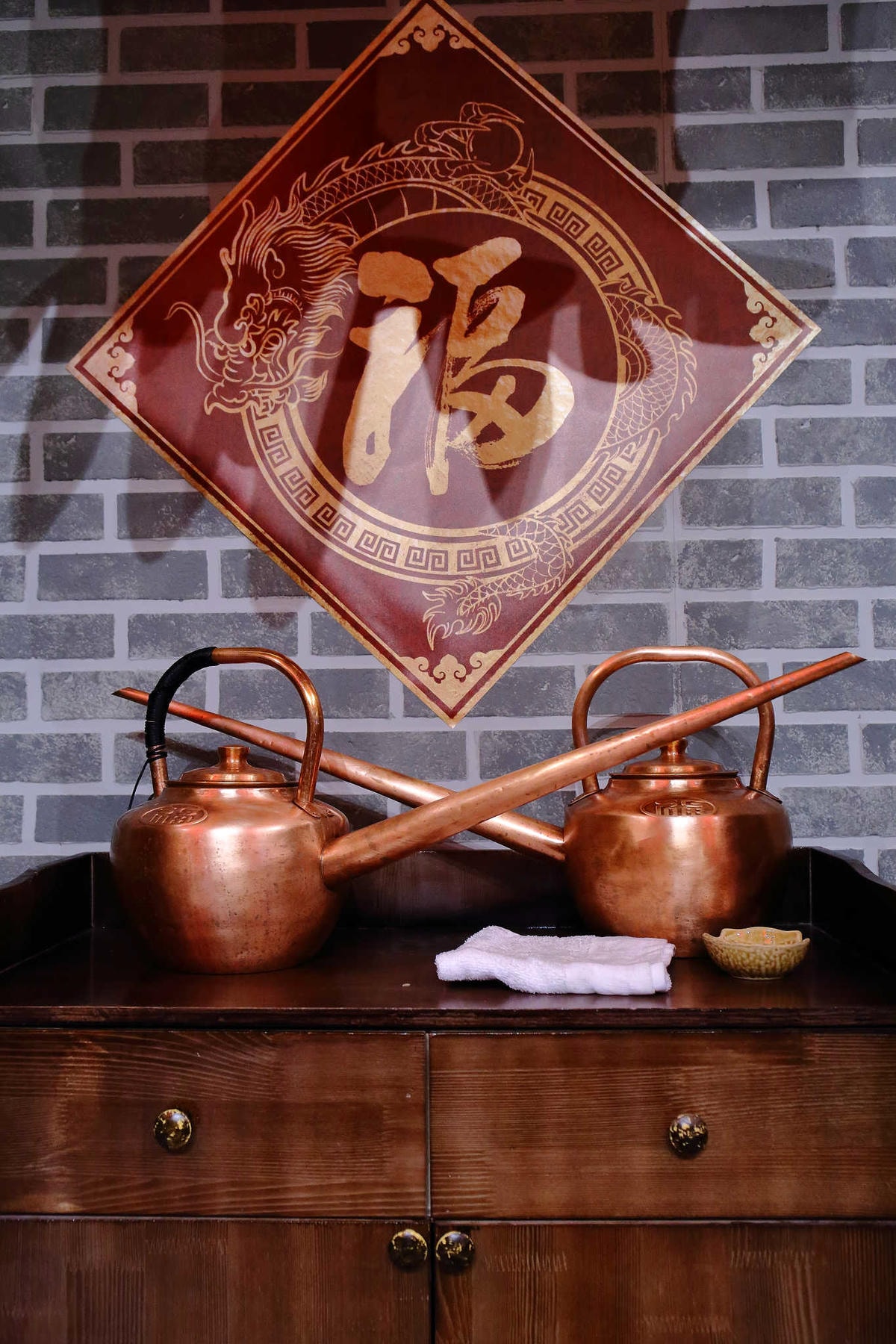 【食。台北】蔡記隆府 龍頭寺老灶火鍋〜正宗道地的重慶麻辣鴛鴦鍋。皇上吉祥!霸氣龍頭銅鍋,美味如朕親臨!