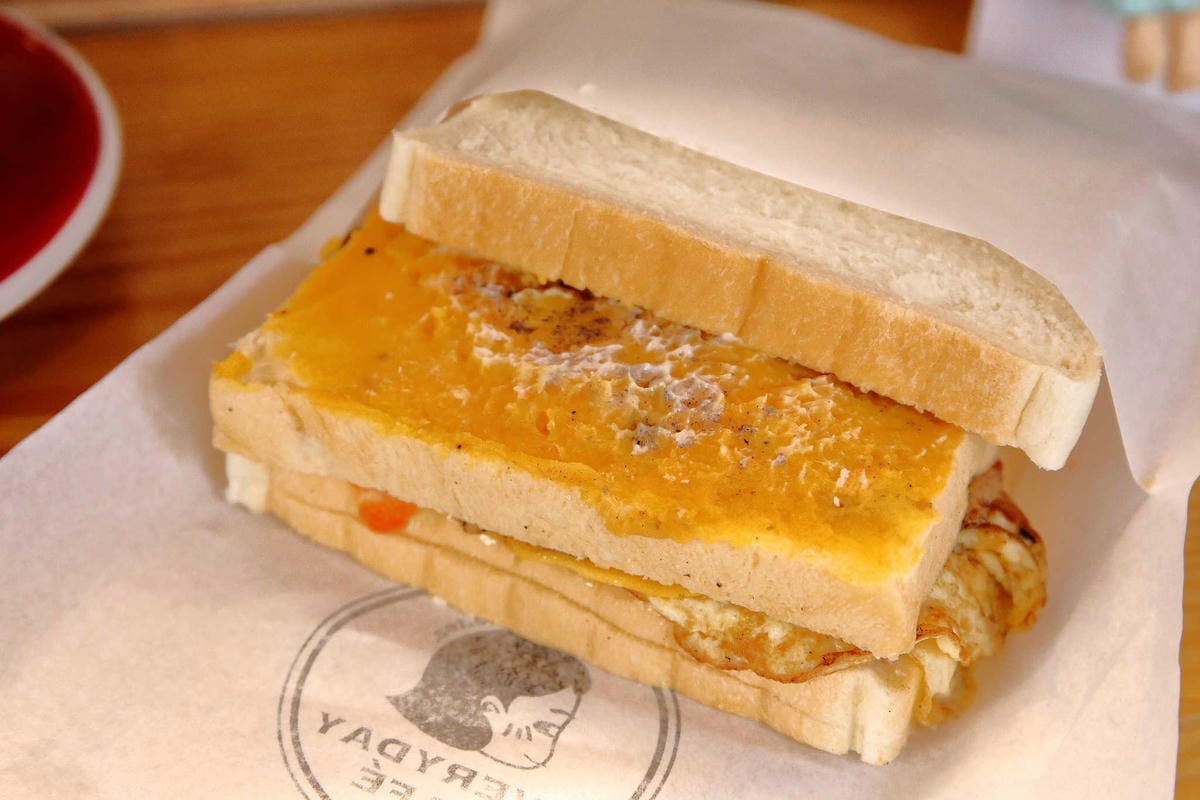 【食。中和】EVERYDAY CAFE〜繽紛多樣手作吐司，排隊也要吃的超人氣肉蛋吐司