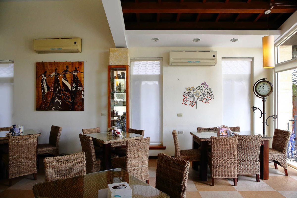 【食。苗栗】青松自在〜苗栗景觀餐廳。庭院×草皮×沙坑，適合遛孩子及毛小孩，有溫度家庭溫馨感的咖啡廳