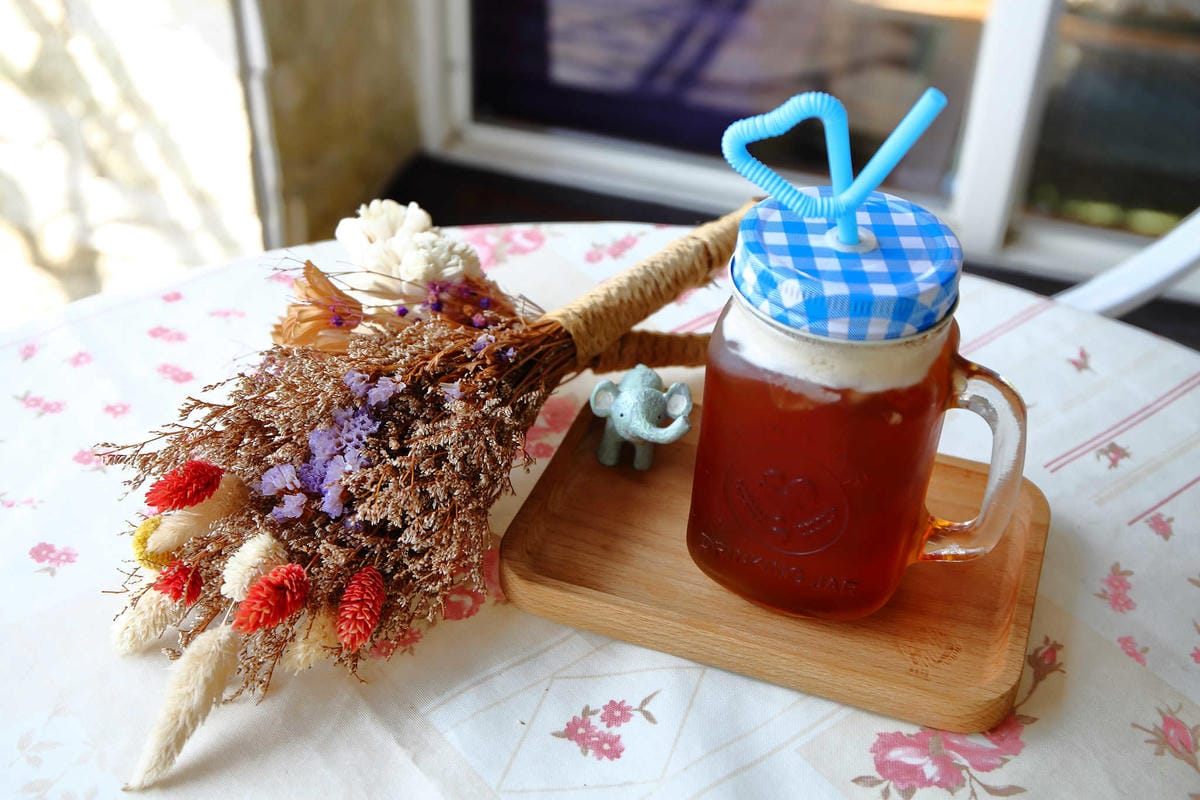 【食。苗栗】青松自在〜苗栗景觀餐廳。庭院×草皮×沙坑，適合遛孩子及毛小孩，有溫度家庭溫馨感的咖啡廳