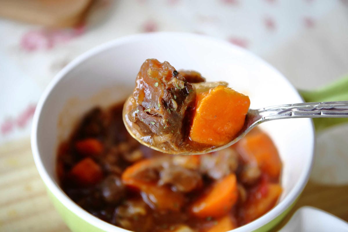 【食。苗栗】青松自在〜苗栗景觀餐廳。庭院×草皮×沙坑，適合遛孩子及毛小孩，有溫度家庭溫馨感的咖啡廳